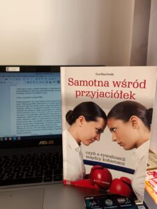 Rywalizacja między przyjaciółkami spis treści książki Samotna wśród przyjaciółek okładka książki w księgarniani internetowej opiniabiegly,pl 