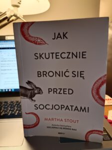 czy socjopata kocha swoje dzieci książka Marthy Stout post na blogu opiniabiegly.com.pl